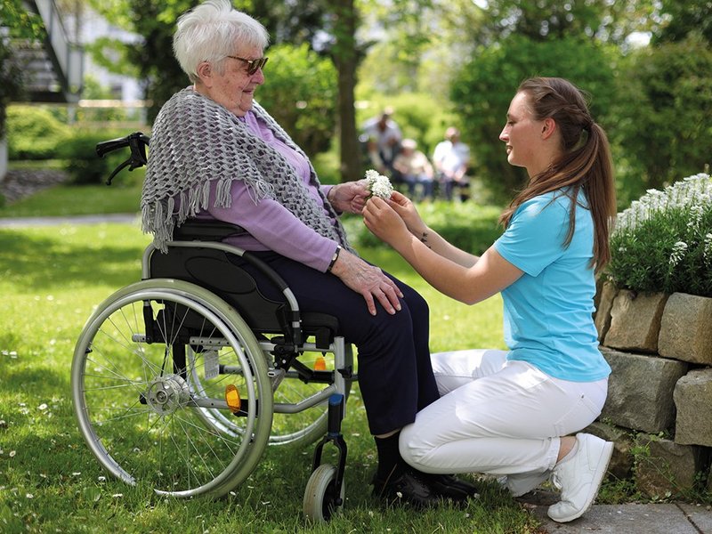 Seniorin und Pflegekraft